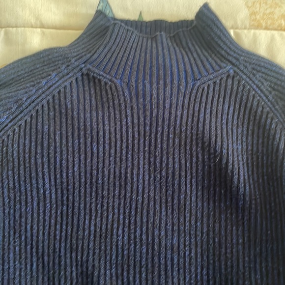 Great shape mens turtleneck sweater back with blue tones size large - Picture 2 of 3